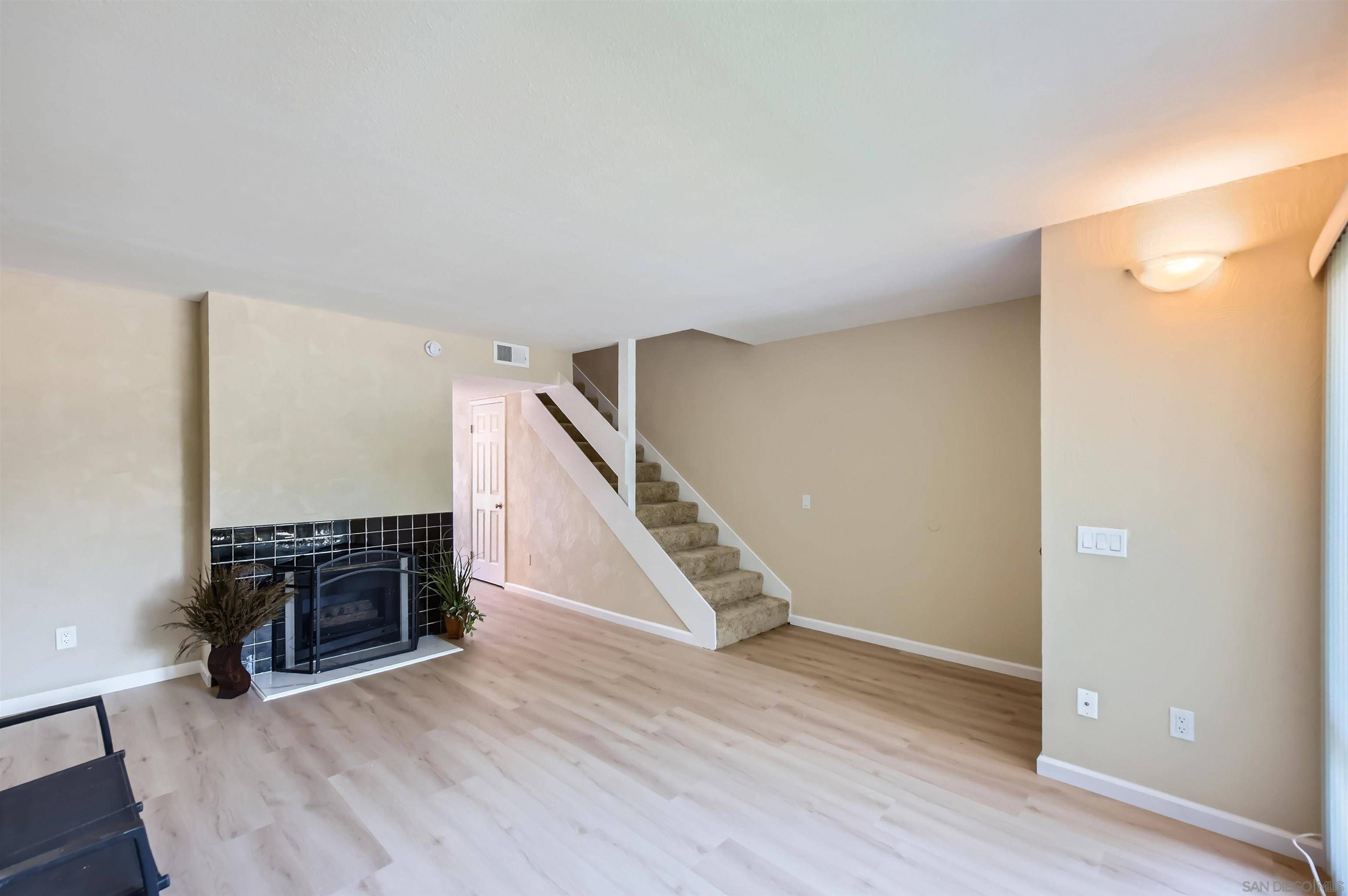 San Diego, CA 92123,9289 Village Glen Dr #112
