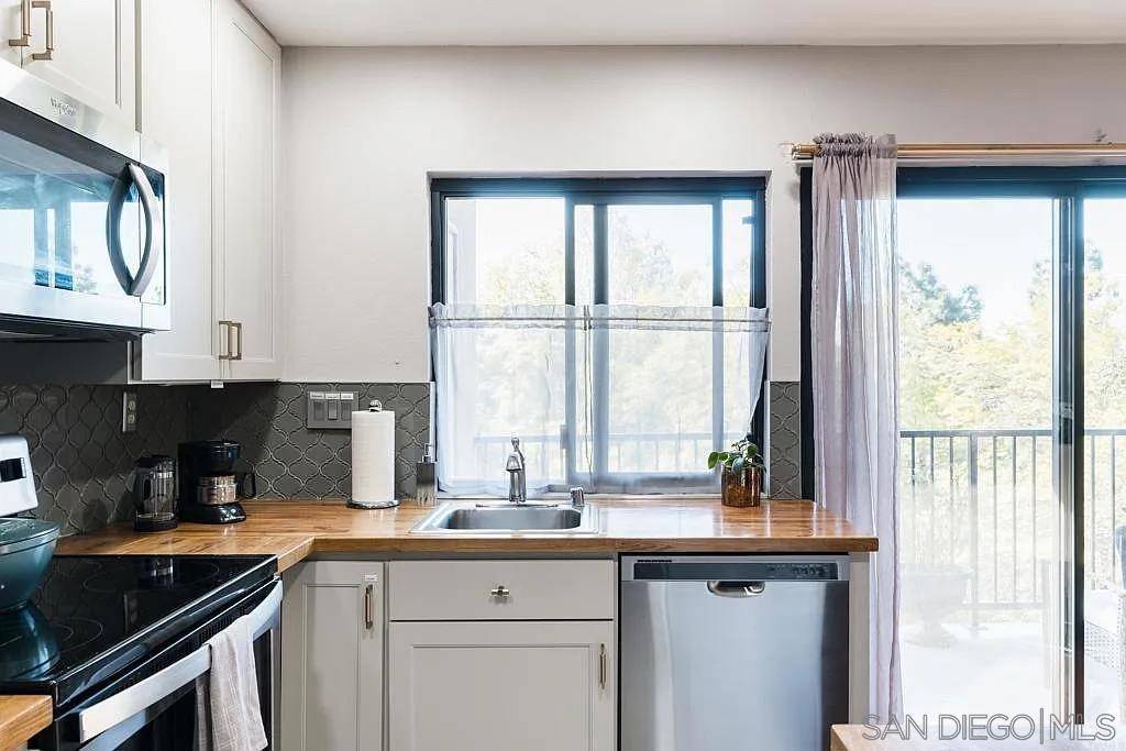 San Diego, CA 92119,7838 Cowles Mountain Ct #C18