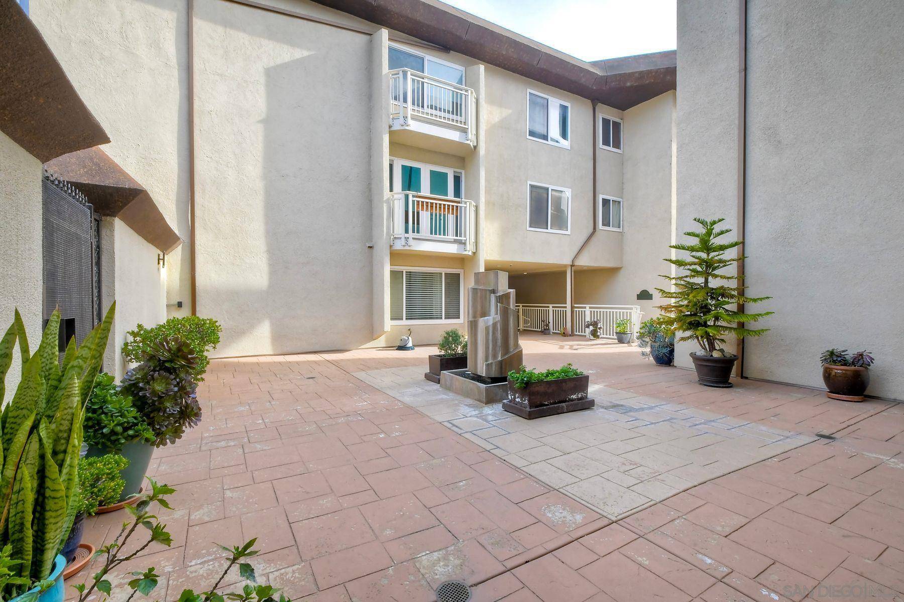 La Jolla, CA 92037,5370 La Jolla Blvd #305B