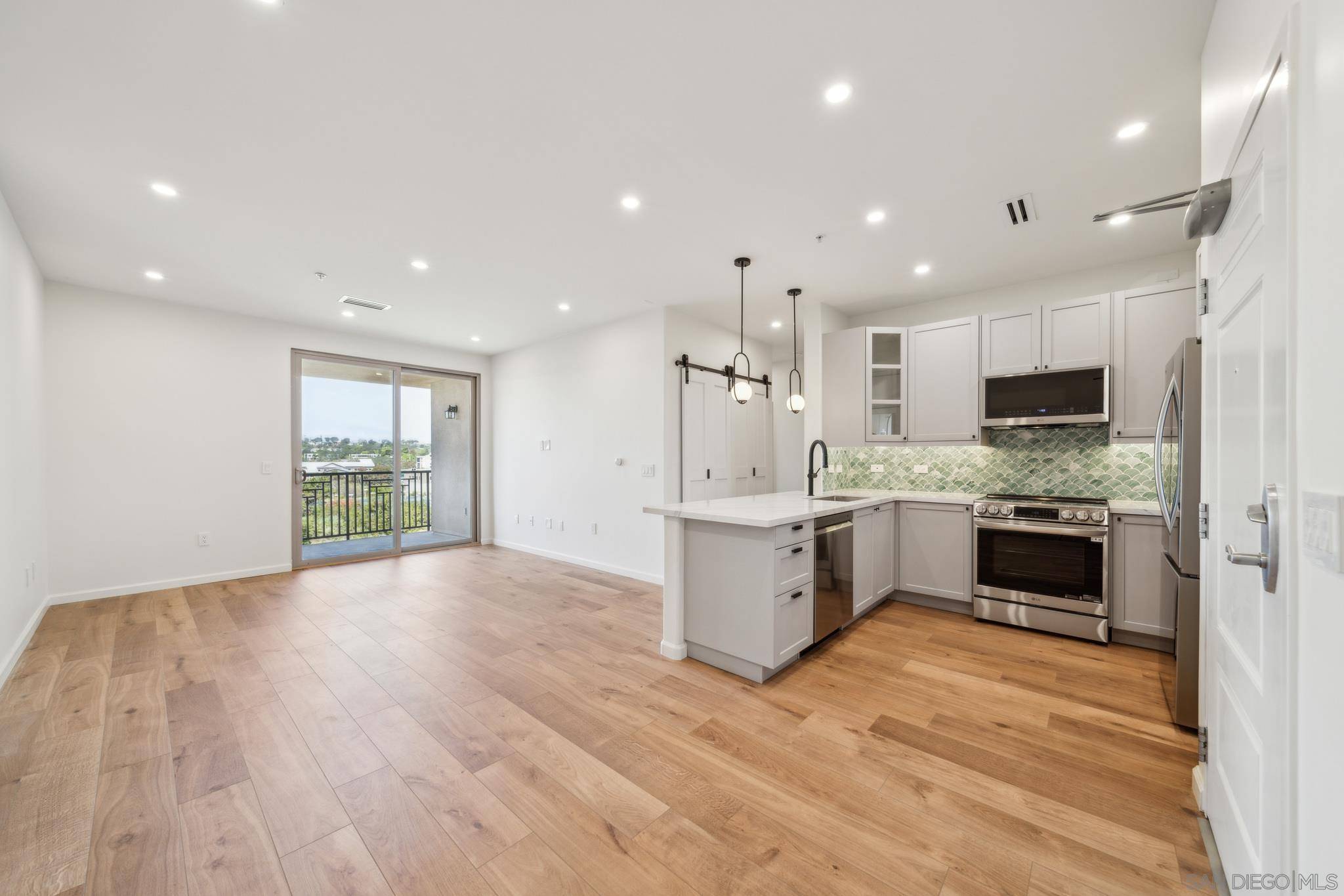 San Diego, CA 92130,3877 Pell Place #313