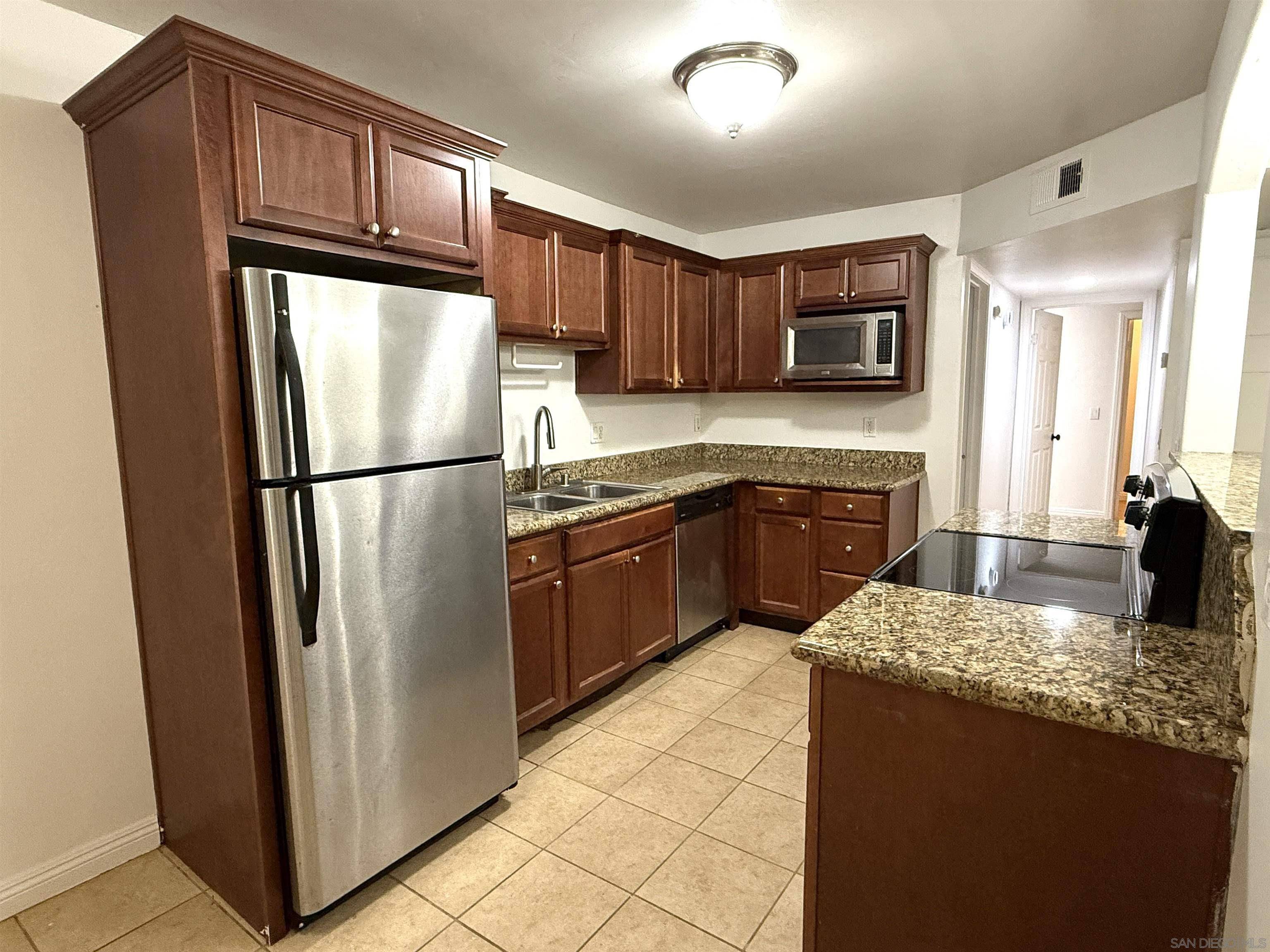 El Cajon, CA 92020,550 Graves Ave #20