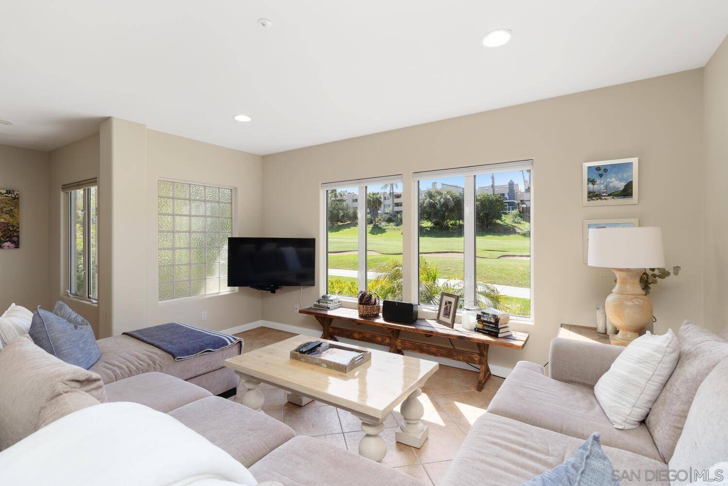 Carlsbad, CA 92009,7517 Jerez #B