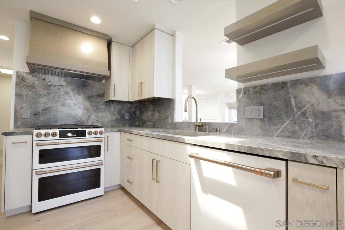 La Jolla, CA 92037,8121 Camino Del Sol #301