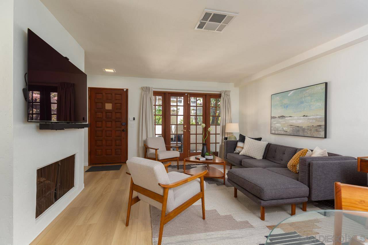 La Jolla, CA 92037,8666 Villa La Jolla Dr ##3
