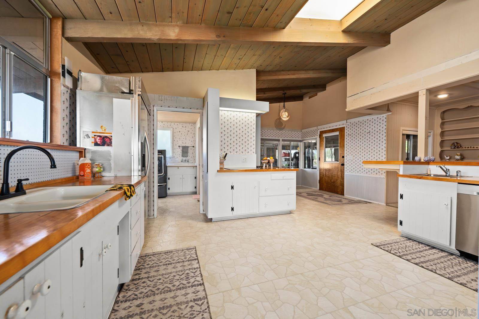 Escondido, CA 92027,2231 Oak Hill Dr