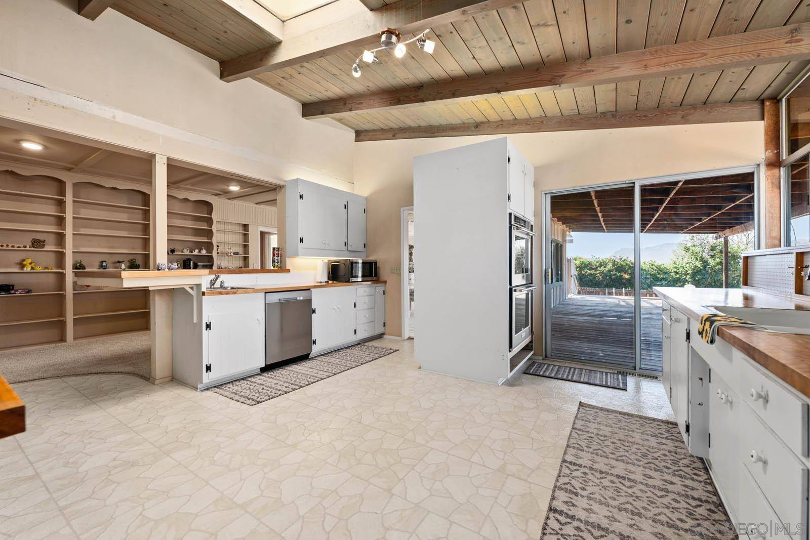 Escondido, CA 92027,2231 Oak Hill Dr