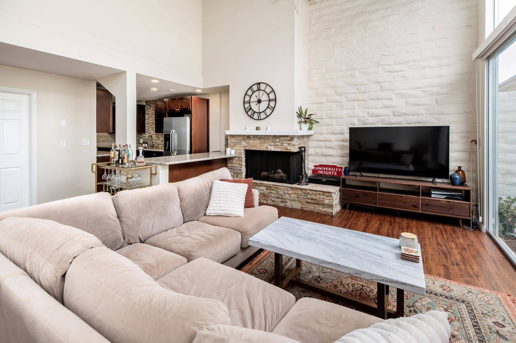 Carlsbad, CA 92009,2544 Navarra Dr #4