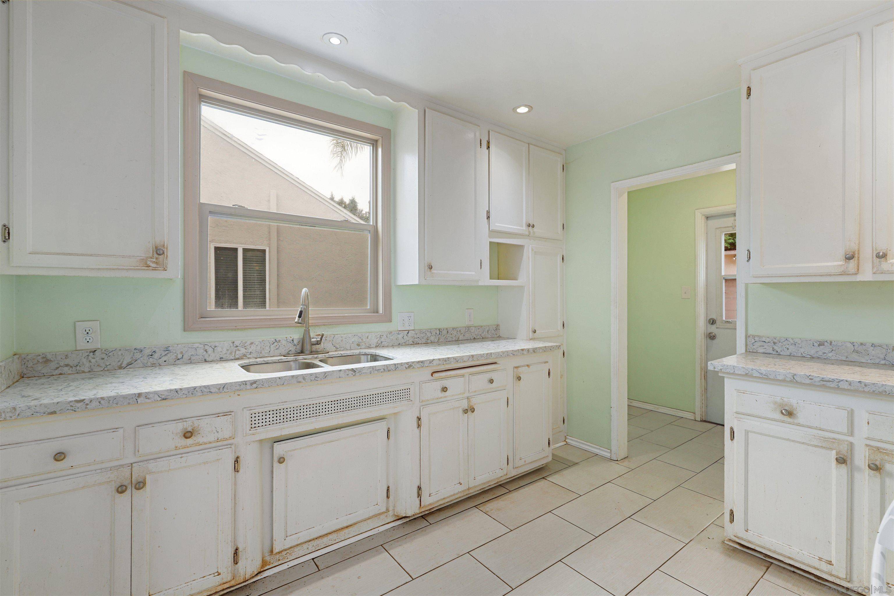 San Diego, CA 92115,4352 Athens St