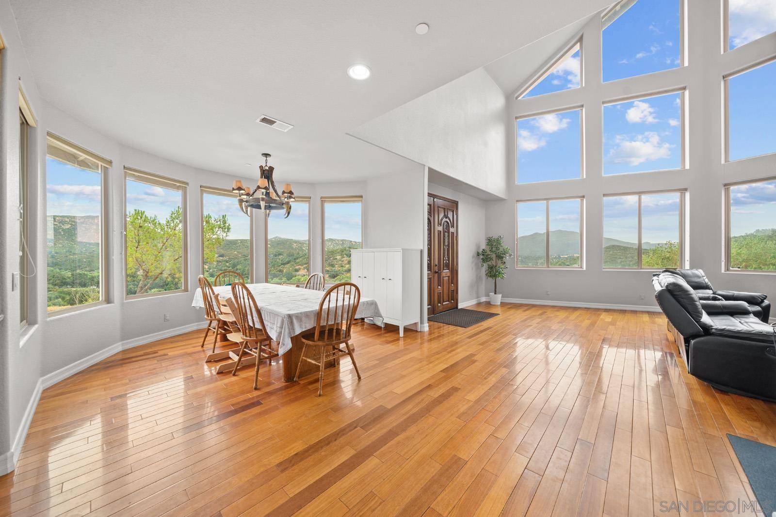 Descanso, CA 91916,10194 Oak Grove Dr