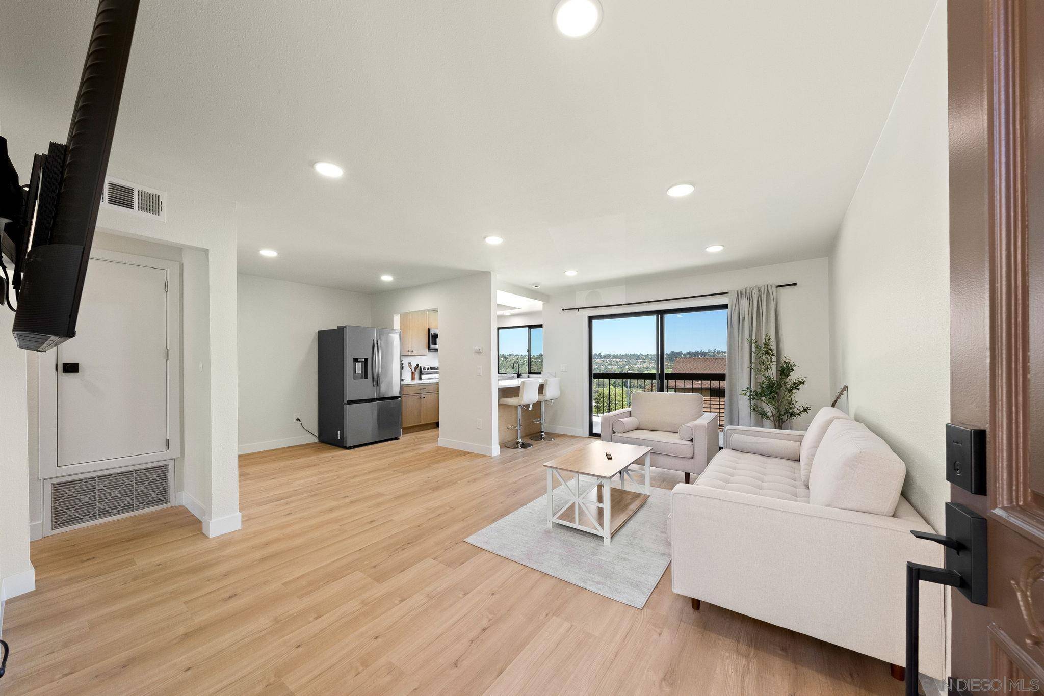 San Diego, CA 92120,5109 Fontaine St 215