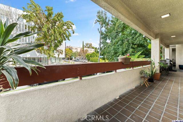 Toluca Lake, CA 91602,11322 Camarillo Street #105