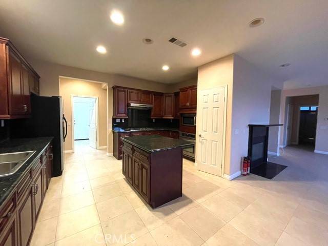 Perris, CA 92571,932 Parula Street