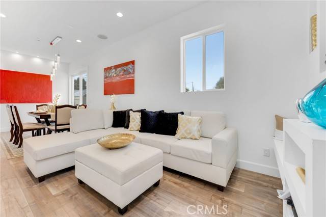 Van Nuys, CA 91405,7427 Mia Lane