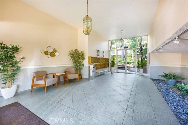 Toluca Lake, CA 91602,10240 Camarillo Street #102