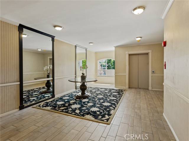 Toluca Lake, CA 91602,4401 Moorpark Way #207