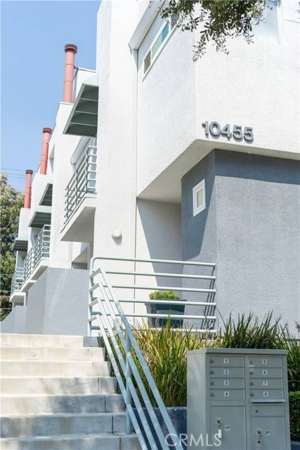 Toluca Lake, CA 91602,10455 Riverside Drive #6