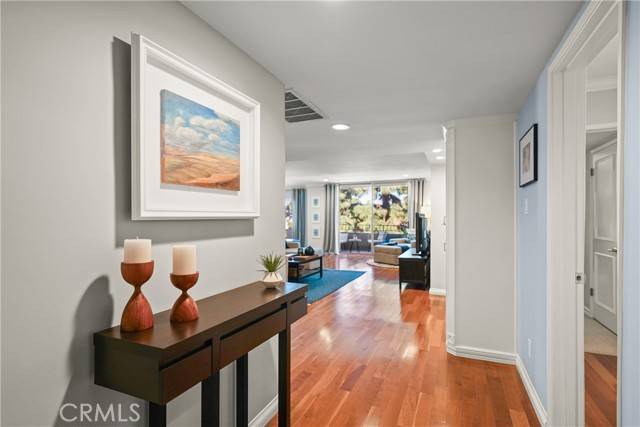 Encino, CA 91436,16012 Moorpark Street #301A