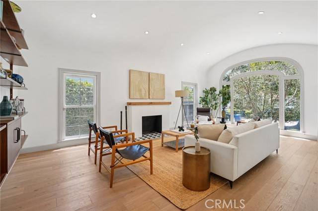 Los Angeles, CA 90036,634 S Citrus Avenue