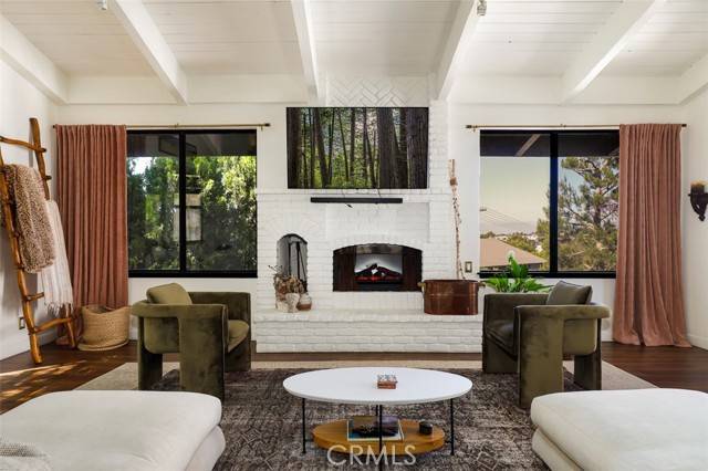 Woodland Hills, CA 91364,22220 Costanso Street