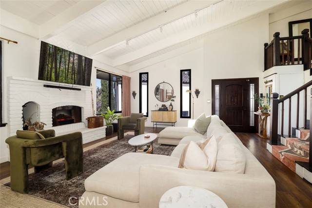 Woodland Hills, CA 91364,22220 Costanso Street