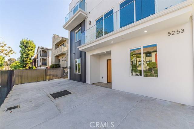 Valley Village, CA 91607,5253 Agnes Avenue #2