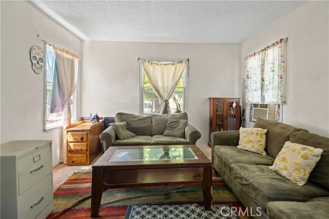 South Gate, CA 90280,10606 pescadero ave