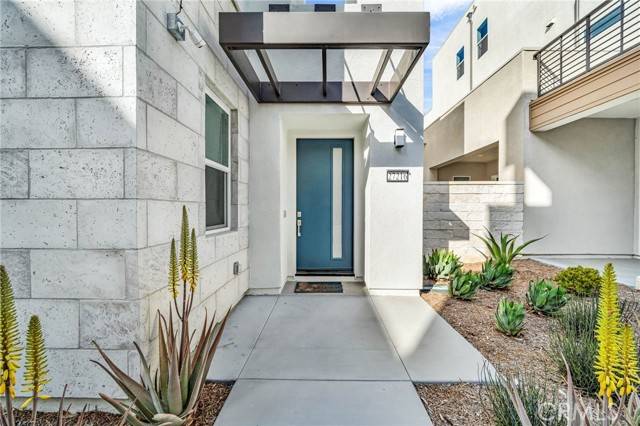 Valencia, CA 91381,27216 Coyote Bush Court