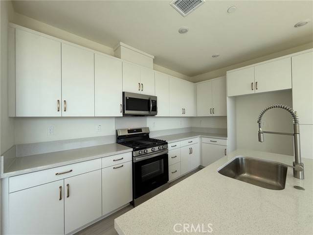 Fontana, CA 92336,15893 Blue Copper Way
