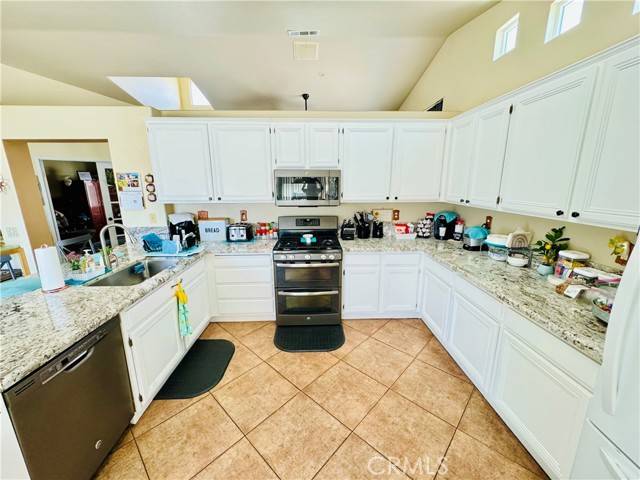 Hesperia, CA 92344,8925 FALLBROOK Court