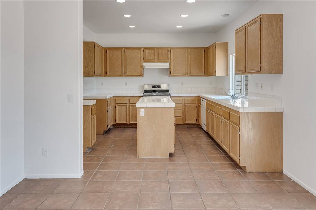Victorville, CA 92392,13145 Falcon Trail