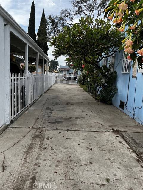 Compton, CA 90221,921 E Pine Street