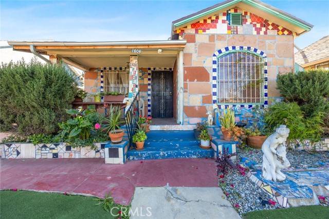 Los Angeles, CA 90011,1606 E 52nd Street