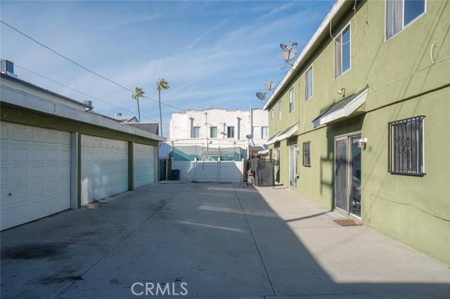 Los Angeles, CA 90061,300 W 121st Street