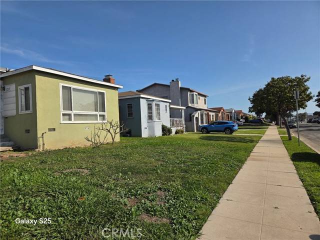 Los Angeles, CA 90047,10404 S Gramercy Place
