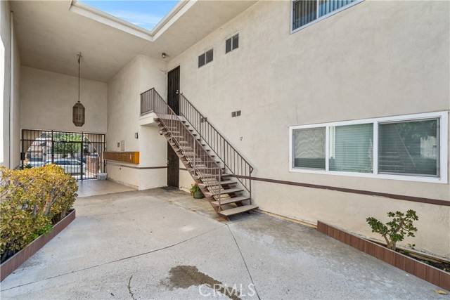 North Hollywood, CA 91606,6133 Whitsett Avenue #17