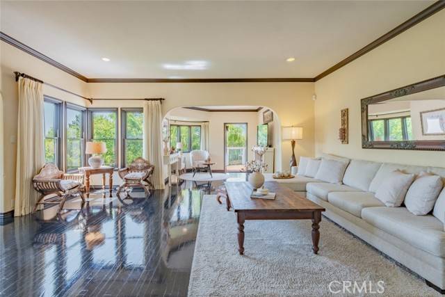 Los Angeles, CA 90027,4189 Holly Knoll Drive
