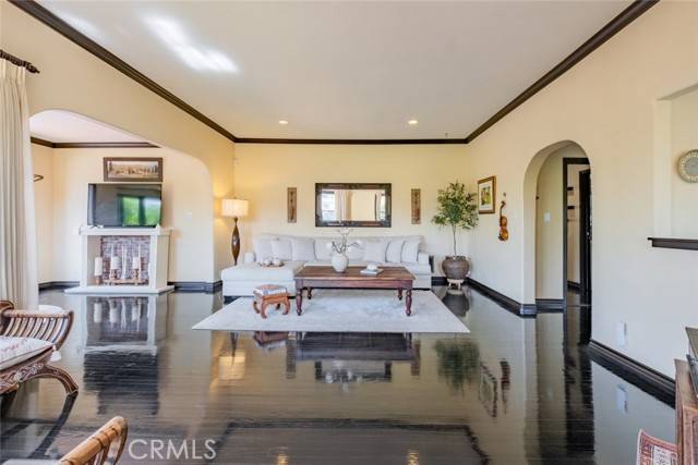 Los Angeles, CA 90027,4189 Holly Knoll Drive