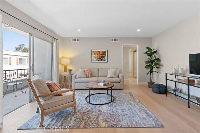 North Hollywood, CA 91602,10707 Camarillo Street #314