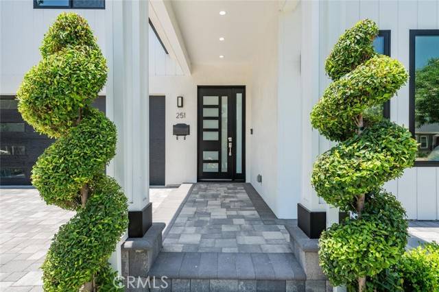Burbank, CA 91506,251 S Griffith Park Drive