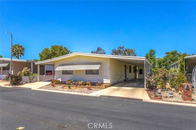 Corona, CA 92882,924 Whitecliff