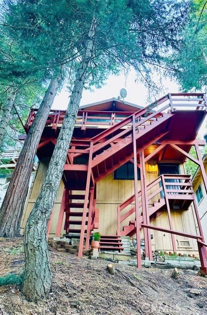 Twin Peaks, CA 92391,26227 Lake Forest Drive