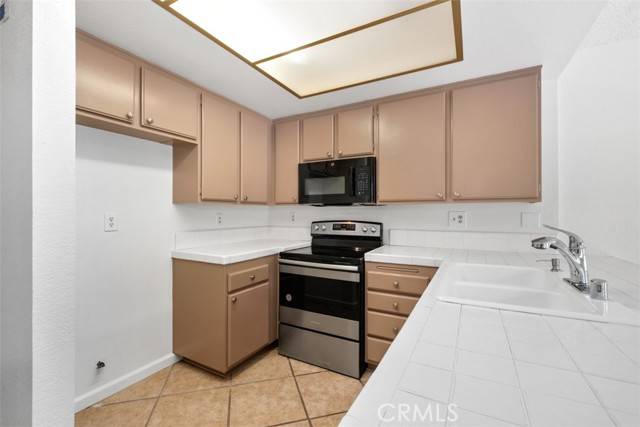Fullerton, CA 92833,947 Creekside Drive #121