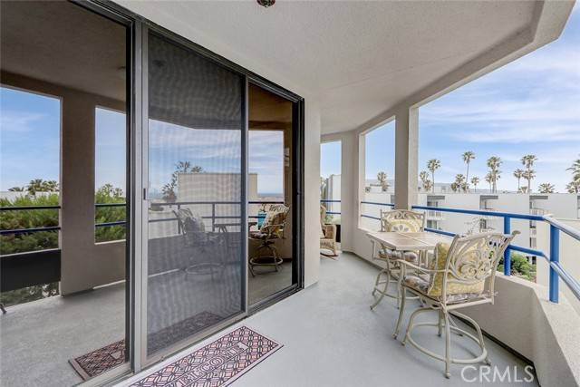 Redondo Beach, CA 90277,510 The Village #203