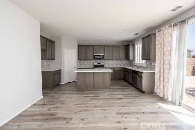 Fontana, CA 92336,4389 Condor Avenue