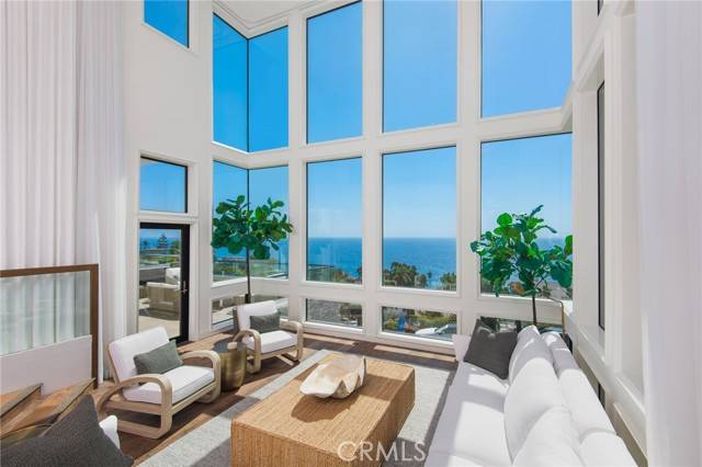 Laguna Beach, CA 92651,2492 Glenneyre Street