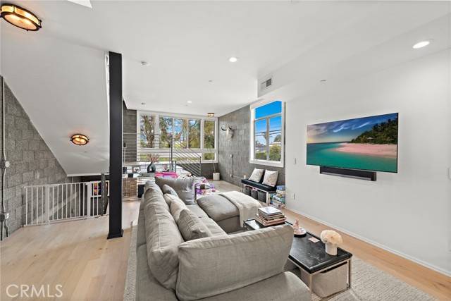 Los Angeles, CA 90066,4151 Redwood Avenue #106