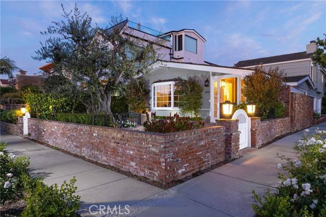 Corona Del Mar, CA 92625,300 Heliotrope Avenue