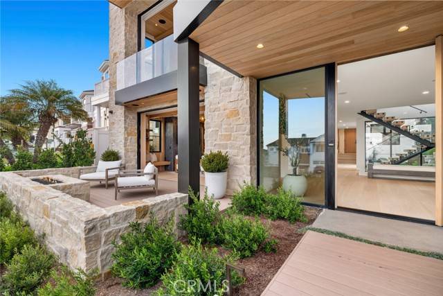 Newport Beach, CA 92663,302 Kings Road