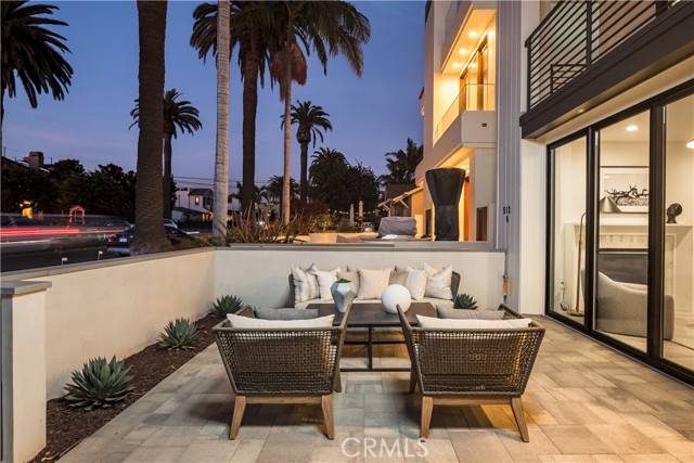 Corona Del Mar, CA 92625,512 Marguerite Avenue