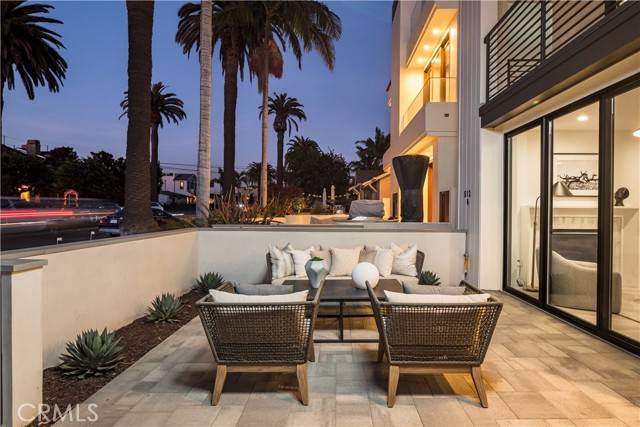 Corona Del Mar, CA 92625,512 Marguerite Avenue